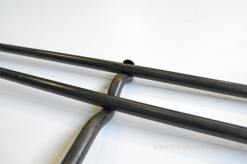 Fixation centrale et sa tringle à rideaux en fer forgé